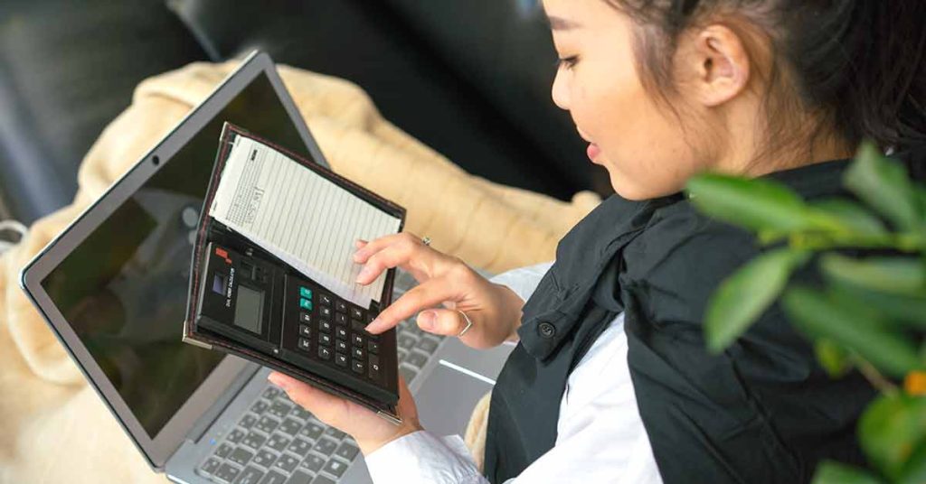 Person calculating website uptime rate